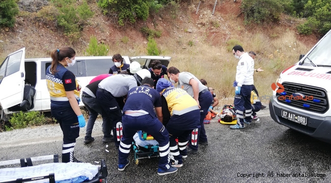 Antalya'da feci kaza: 1'i ağır 9 yaralı