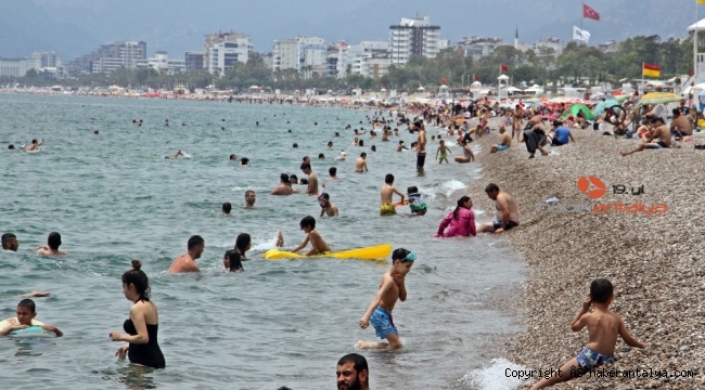 Antalya sahillerinde pazar yoğunluğu
