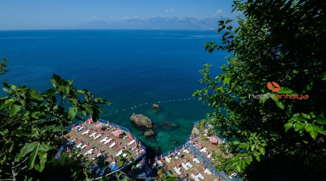 Antalya'nın mavi bayraklı falez plajları pandemi kurallarıyla açıldı