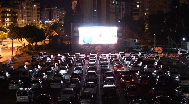 'Arabada sinema' keyfi devam ediyor