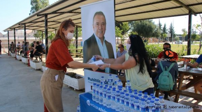 YKS sınavı öncesi su, maske ve kalem dağıtıldı