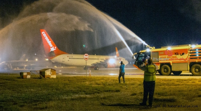 Corendon Airlines'in getirdiği ilk yolcular su takıyla karşılandı