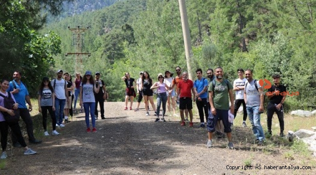 Gençleri doğa ile buluştu, dev maske açtı