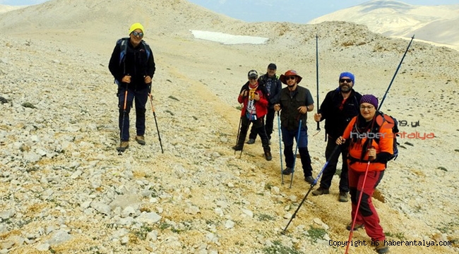 Hâlâ kar var. 3070 metrelik zirveye çıktılar 