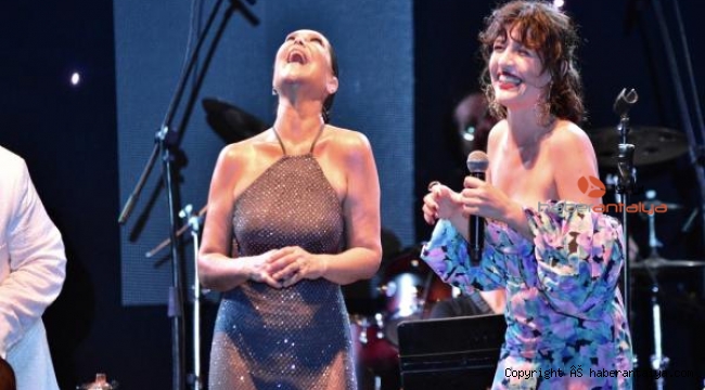 Hülya Avşar Bodrum'da sahne aldı