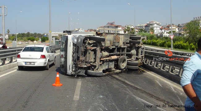 Kamyon devrildi, yol trafiğe kapandı