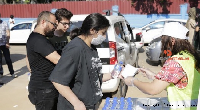 LGS öncesi öğrencilere maske, su ve kalem dağıtıldı