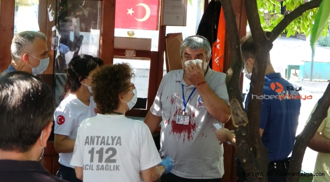 Maske uyarısı yapan cami güvenlik görevlisi bıçaklandı