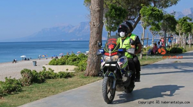 Motosikletli sağlıkçılar, plajda