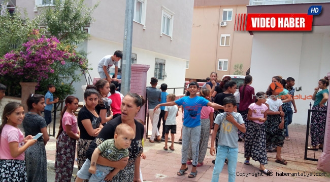 Sosyal mesafeyi de maskeyi de unuttular. Bu insanlar nereye bakıyor ?