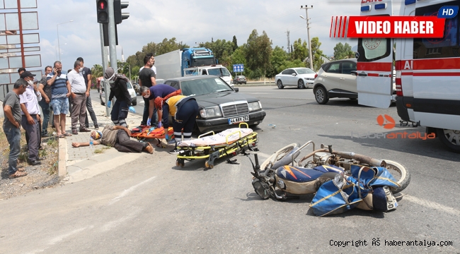 Otomobil motosiklete çarptı. Kaldırımda kurtarılmayı bekledi !