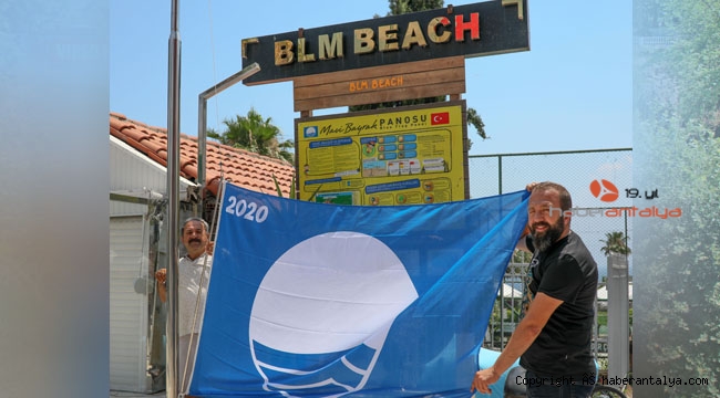 Plajda mavi bayrak sevinci