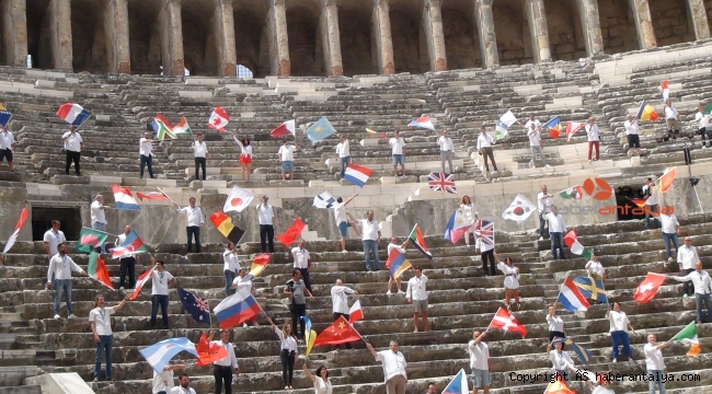 Rehberler 90 ülke bayrağıyla Aspendos'tan seslendi: "Sizi bekliyoruz"