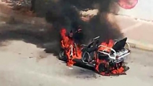 Seyir halindeki motosiklet, alev alev yandı