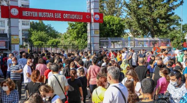 Sınav stresi sosyal mesafeyi unutturdu