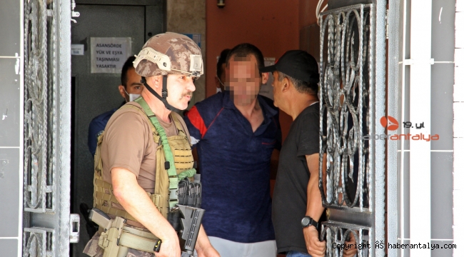 Sinir krizi geçiren adam, özel harekat polislerince evinden alındı