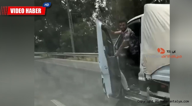 Şov yapmak için direksiyonu bırakıp kapıyı açtı !