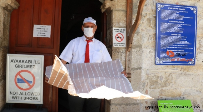 Tarihi cami minaresinden ezan sonrası 'tedbiri elden bırakmayalım' anonsu