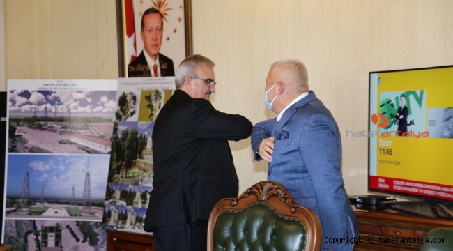 Vali Karaloğlu ve Başkan Şahin'den dirsek temaslı selam