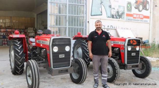 2 traktör, garajdan 38 yıl sonra vinçle çıkarıldı