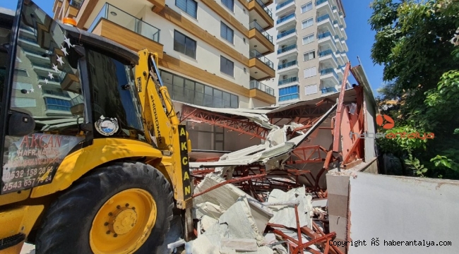 Alanya Belediyesi kaçak büroyu yıktı