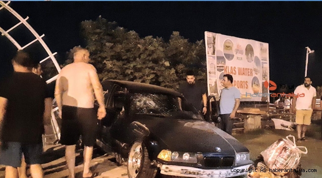 Alanya’da 2 otomobil birbirine girdi 
