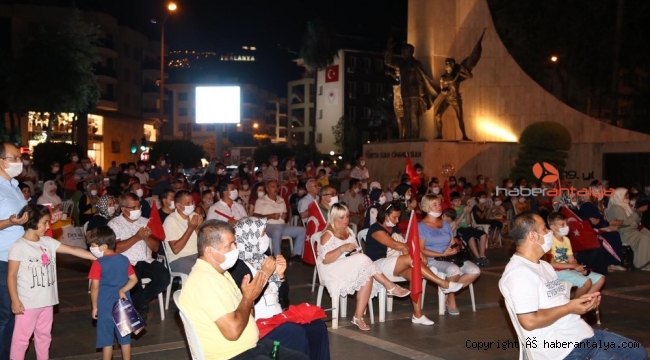 Alanya'da yüzlerce kişi 'demokrasi' nöbetinde