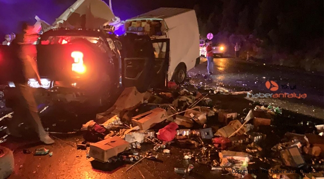 Antalya'da feci kaza: 2 ölü, 4 yaralı