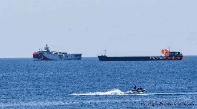 Antalya Körfezi'ne demirleyen Oruç Reis'e, 2 fırkateyn eşlik ediyor