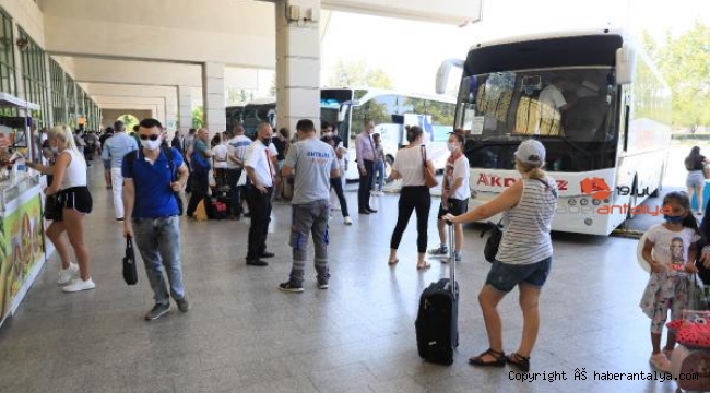 Antalya Otogarı'nda bayram yoğunluğu