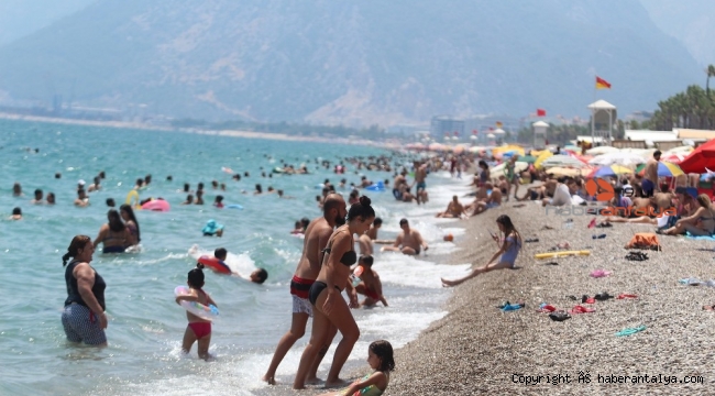 Antalya sahillerinde maskesiz, sosyal mesafesiz serinlik