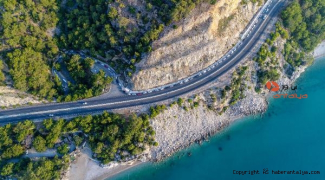 Antalya'da 2 kilometrelik kuyruk !