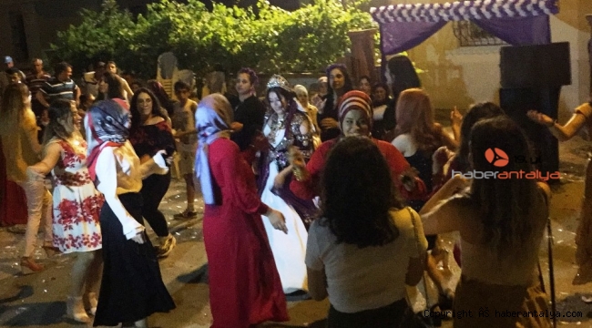 Sokak ortasında sosyal mesafesiz ve maskesiz düğün