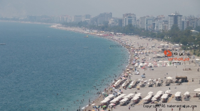 Antalya'da yüksek nemde sahiller doldu