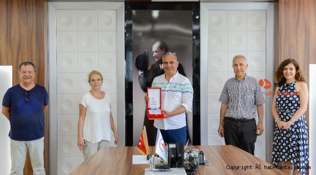 ANTÇEV'den Başkan Uysal'a plaket