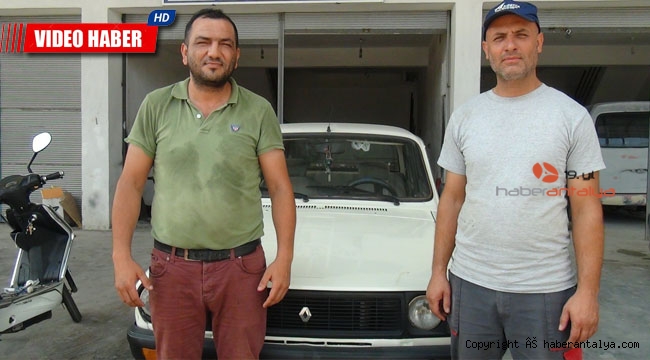 Araca çarpan serçeye yaptıklarıyla gündem oldu
