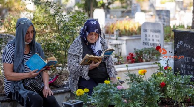 Arefe günü mezarlıklar doldu taştı