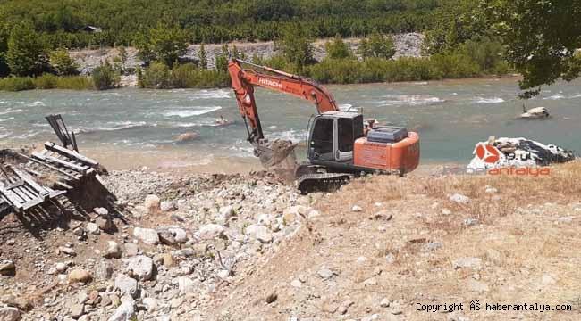 Yol açmak için Gevne Çayı'na kepçeyle girdi