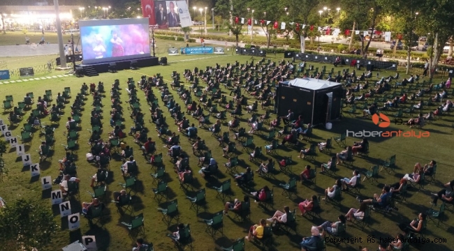 Binlerce Antalyalı sahilde sinema keyfi yaşadı, 4 ayrı evlilik teklifine sahne oldu