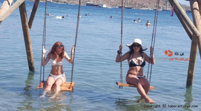 Bodrum'da yerli tatilciler sosyal mesafeli denizin keyfini çıkardılar
