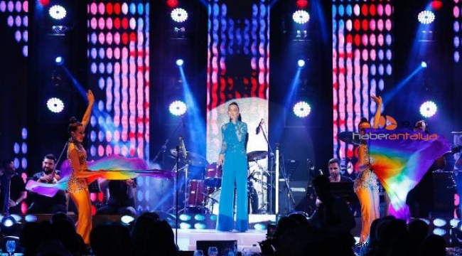 Ebru Gündeş'ten Bodrum'da çifte konser