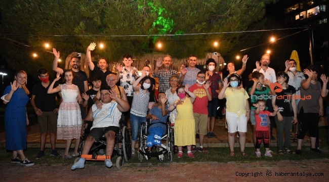 Engelsiz Kafe'de aileler yeniden bir arada