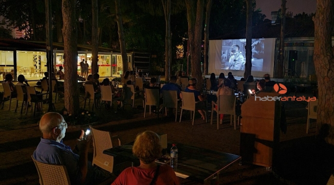Engelsiz Kafe'de yıldızlar altında sinema keyfi