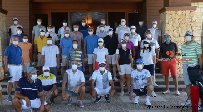 Golfçülerden 'maskeni tak, mesafeni koru' mesajı