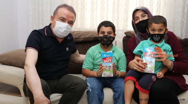 Halk Süt projesi başladı, ilk süt paketini Başkan Böcek teslim etti