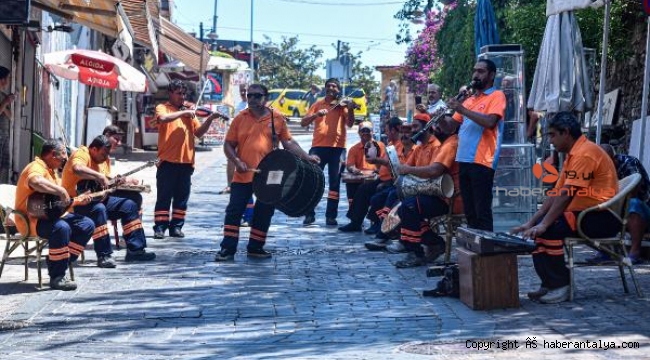 Hem sokaklarımızı, hem kulaklarımızın pasını temizliyorlar