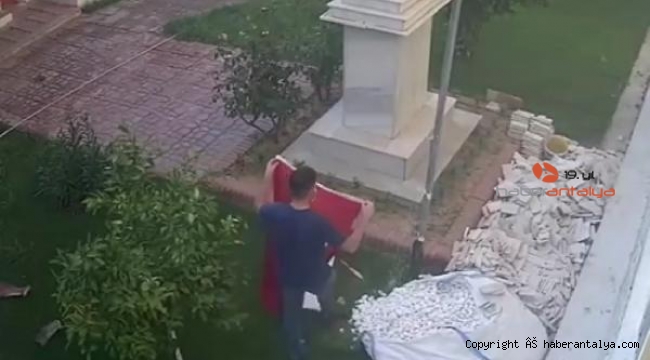 İpi kopunca düşen Türk bayrağı duyarlı vatandaş tarafından kaldırıldı