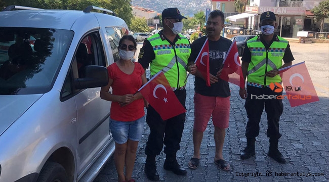 Jandarmadan tatilcilere 15 Temmuz hediyesi