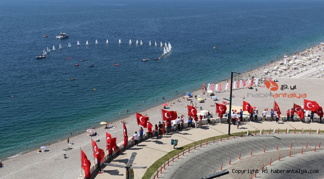 Kano ve yelkenlerle saygı geçişi