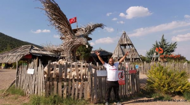 Kartal heykeliyle fotoğraf çektirmek için 300 kilometre yol geldi